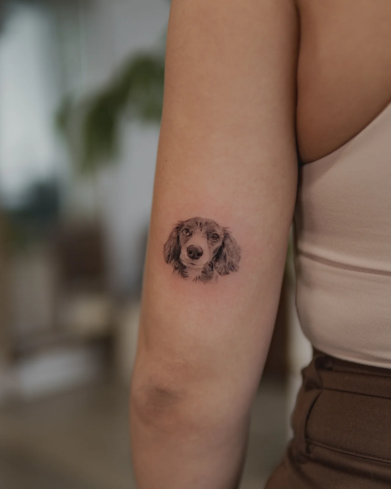 Retrato de golden retriever tatuado con textura de pelo detallada