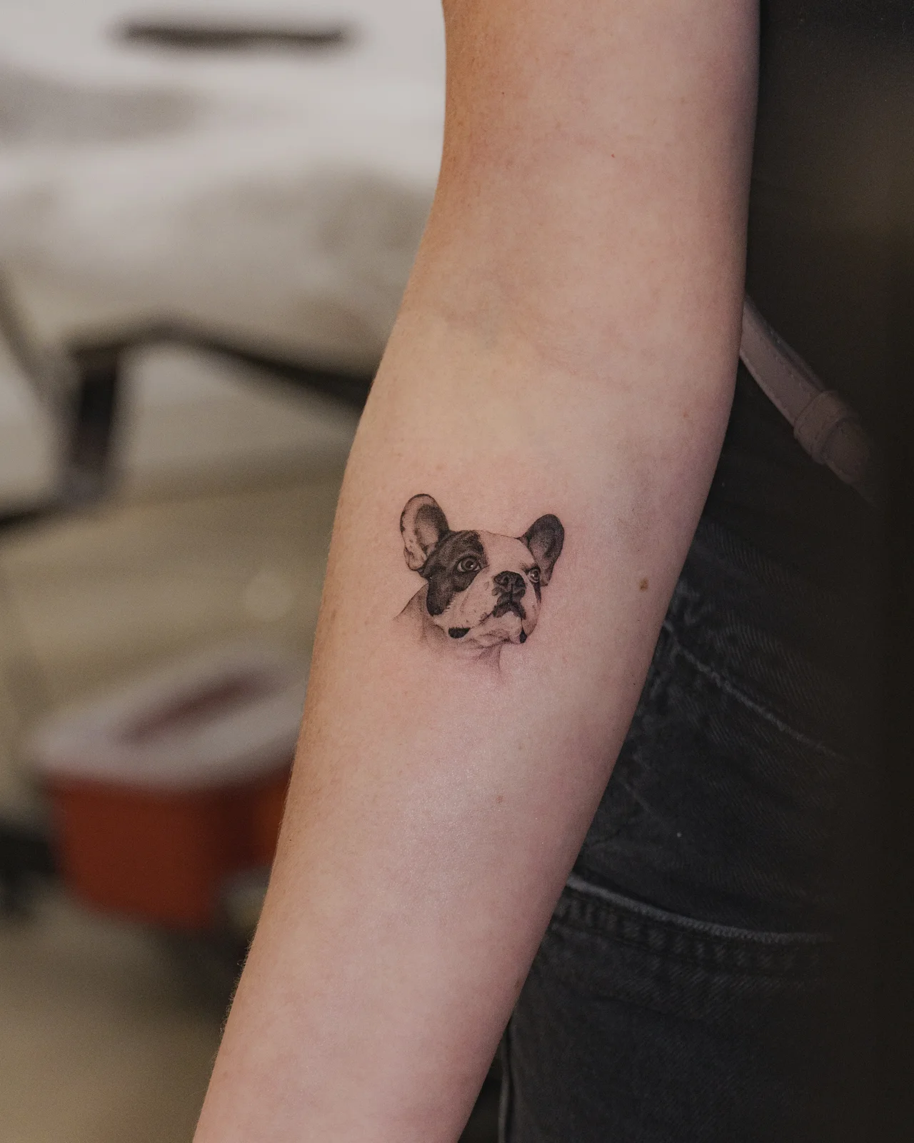 Retrato de perro pequeño tatuado en micro realismo hiper-detallado