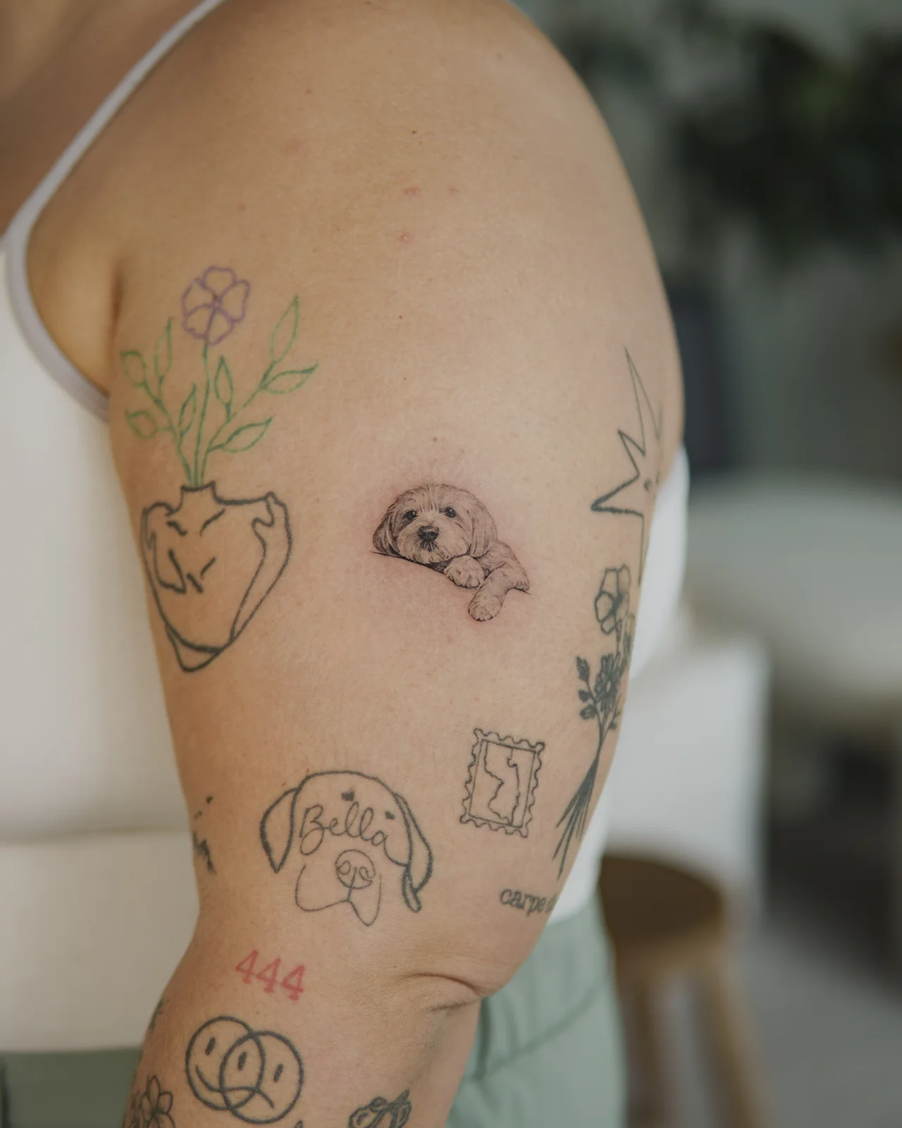 Retrato de mascota fotorrealista tatuado, estilo micro realismo